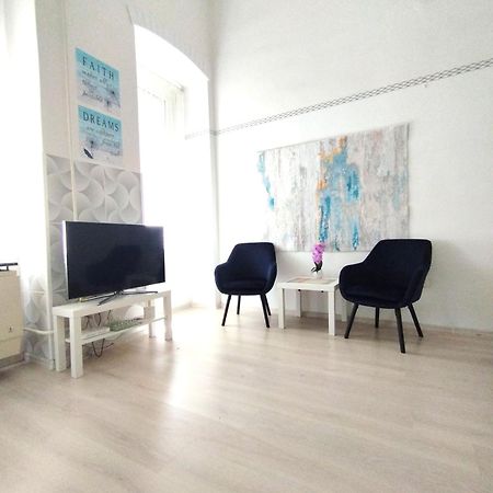 Free Parking Garage! Downtown Apartment Close To New York Cafe Budapest Luaran gambar